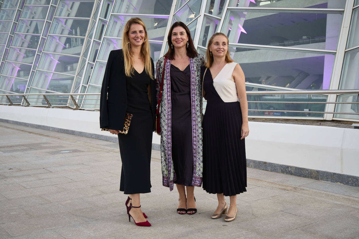 Lucía Morales, a la izquierda, de la firma de cosmética Mibeso, llegó junto a María Andrés y Almudena Navarro. Su look, de Zara.