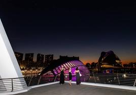 Tres invitadas a la gala contemplan el espectacular anochecer desde el Museo de las Ciencias