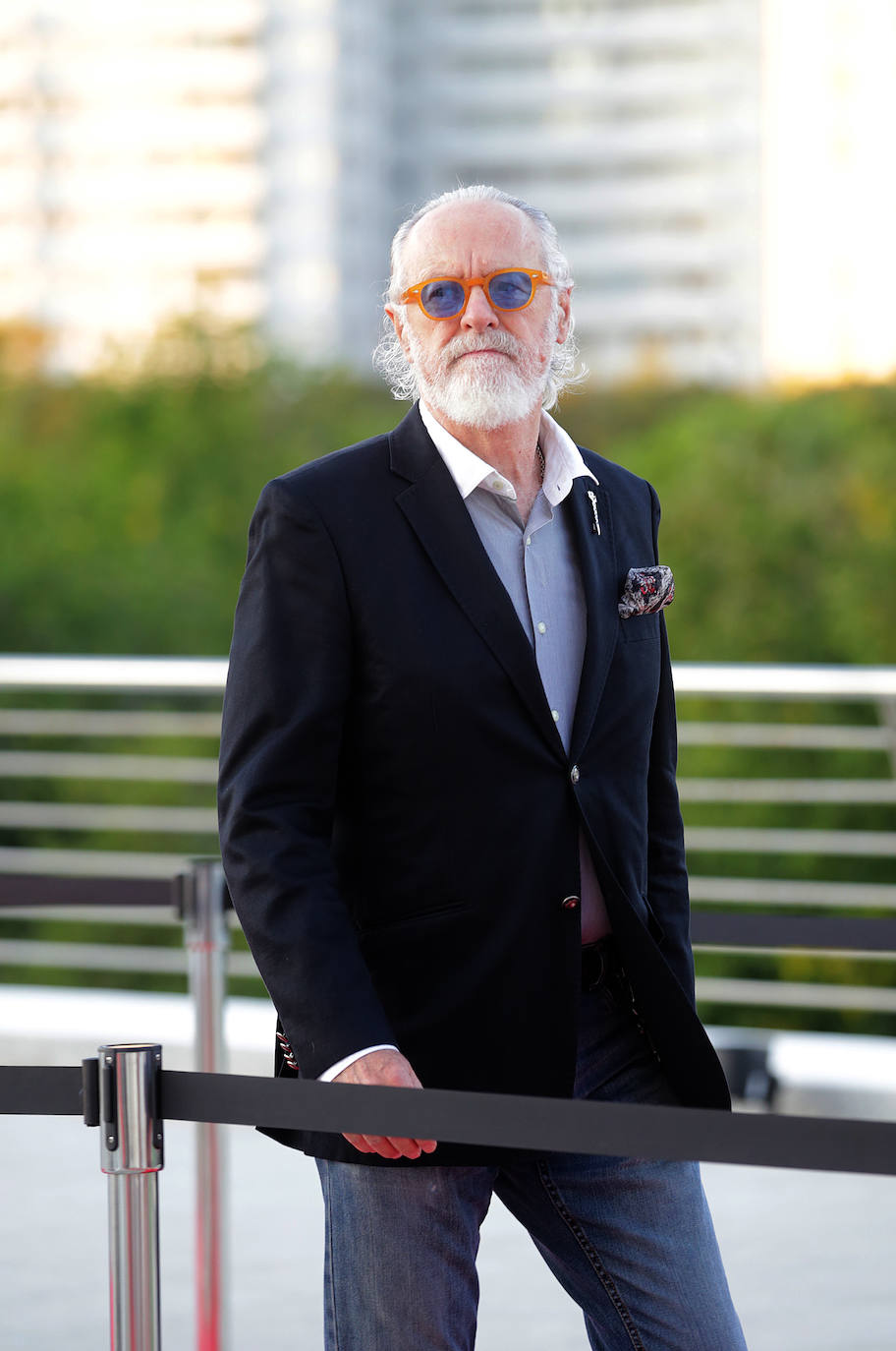 El colaborador de LAS PROVINCIAS José María Lorente apostó por una camisa bicolor, americana azul y pañuelo.