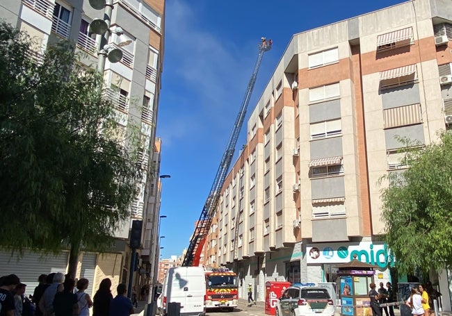 Un vehículo de los bomberos con la escalera desplegada en la calle Pintor Peris Aragó,