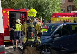 Varios bomberos durante las labores de extinción del incendio.