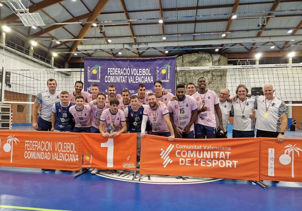 Los jugadores del Conqueridor celebran el título en la UPV.