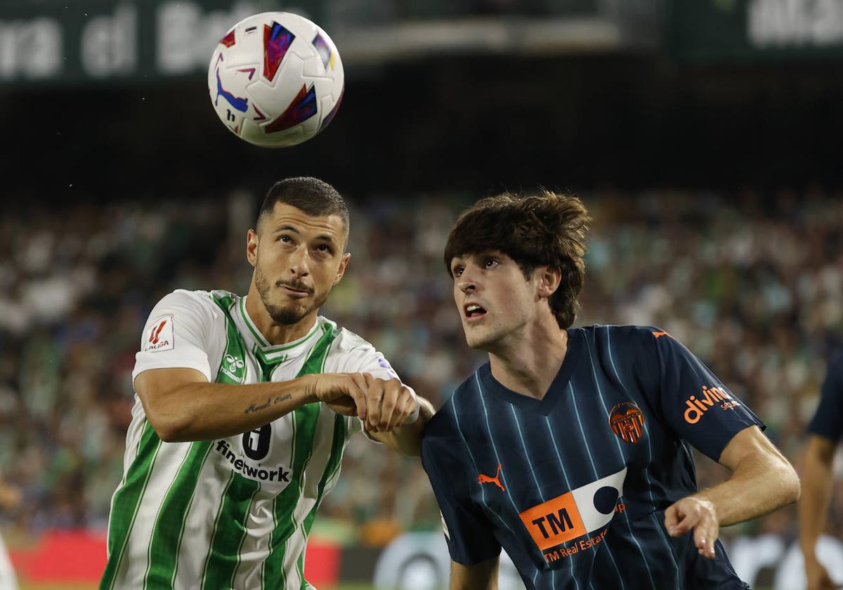 Javi Guerra, peleando un balón con Guido Rodríguez.