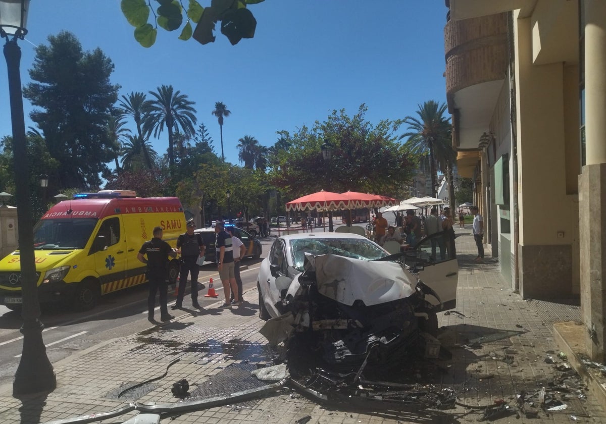 El coche destrozado en la acera poco después del accidente.