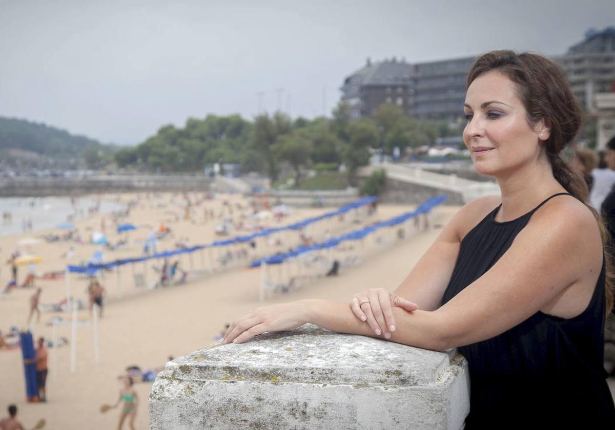 La actriz Ana Milán posa en una playa en una imagen de archivo.