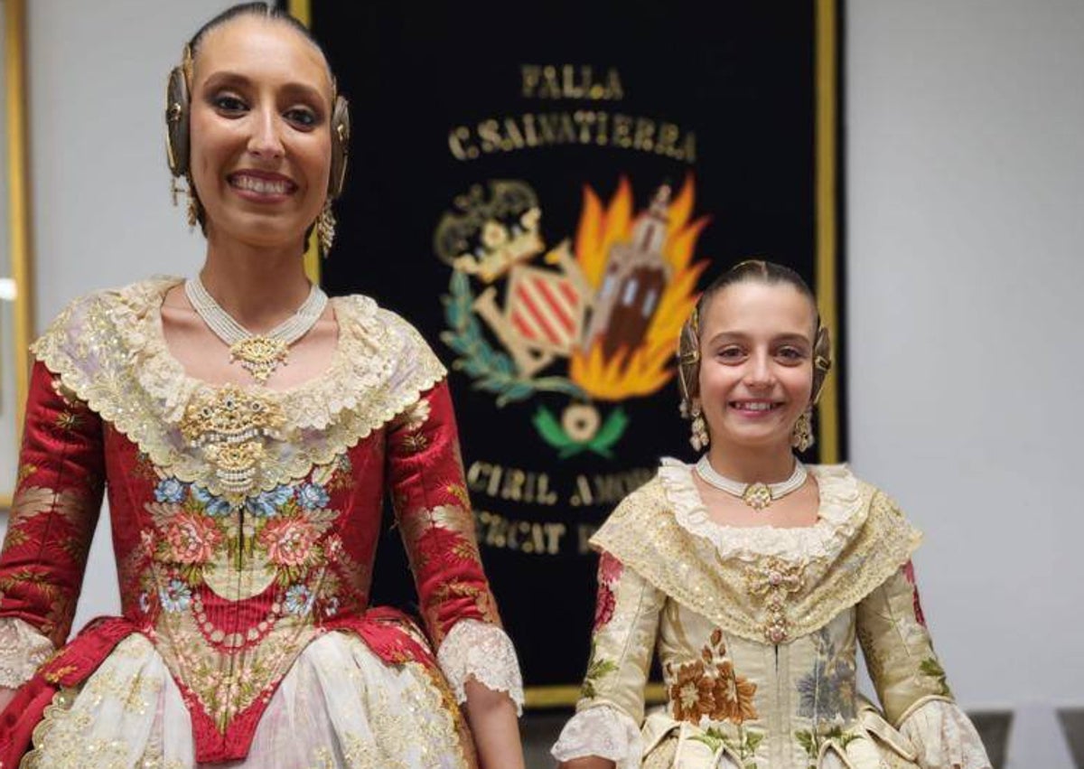 Imagen secundaria 1 - Celebración en la falla Els Doctors; Celia Fuster y Lola López, en Conde Salvatierra y Nuria Solaz y Paula Escribano, con Sara y Elena María Rivero, cortes de 29015 y 2019, en Gayano Lluch.