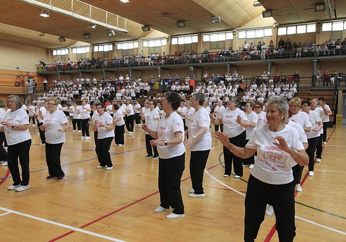 Personas mayores realizando ejercicio.