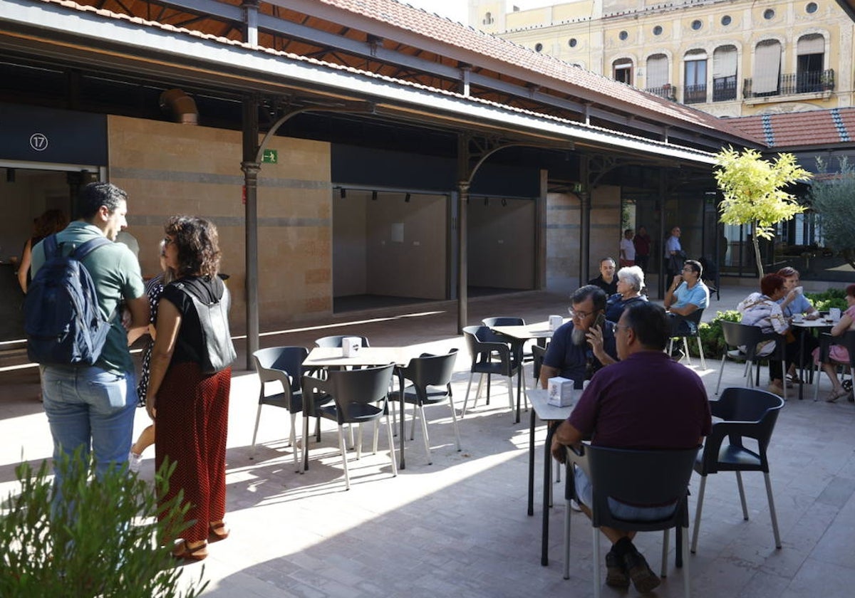 La cafetería del mercado, ante dos de las paradas vacías, este lunes.