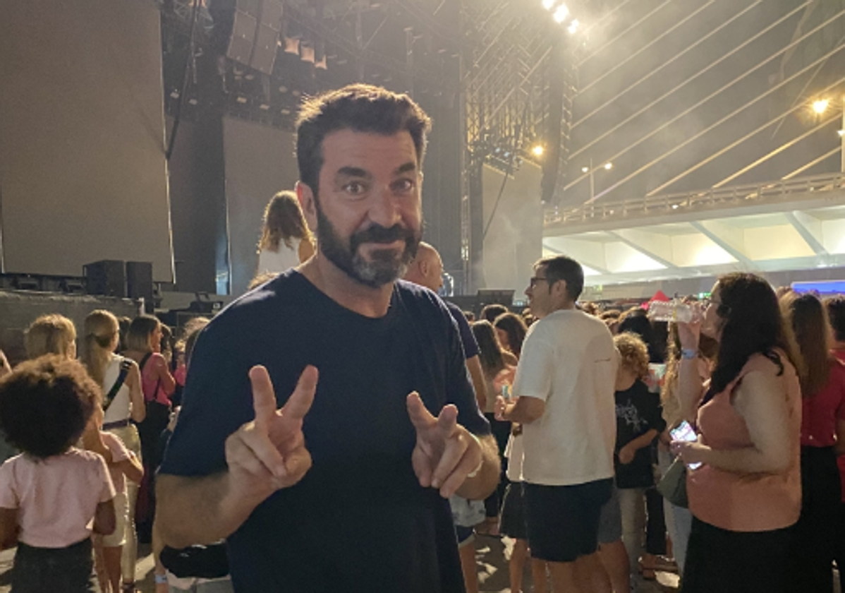 El presentador y actor valenciano, Arturo Valls, durante el concierto de Aitana en Valencia.