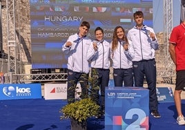 Los cuatro nadadores posando con las medallas.