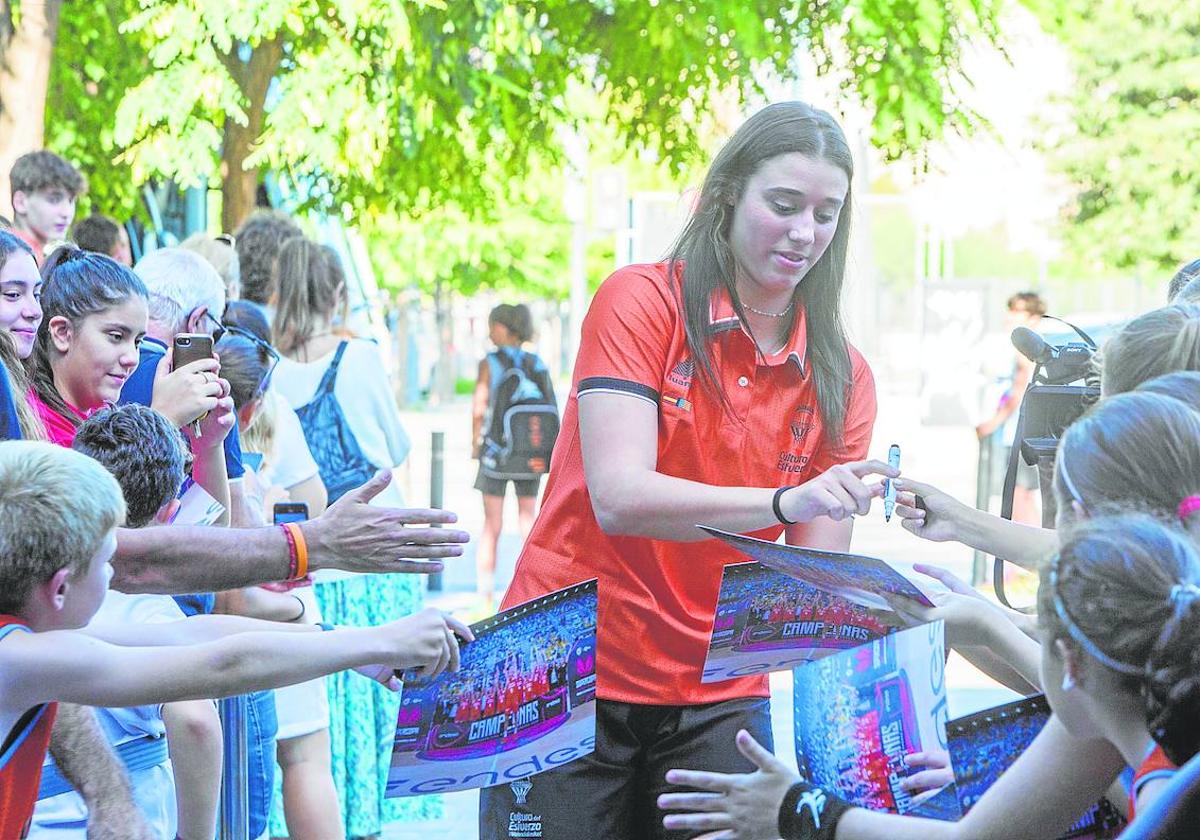 La MVP Raquel Carrera, firmando autógrafos.