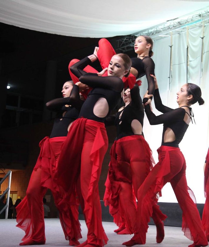 Imagen secundaria 2 - La reina infantil con sus damas, los presidentes de la Quintà 2024 y un momento de la gala de elección. 