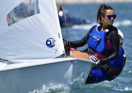 Laura Morata, durante una regata de la clase snipe.