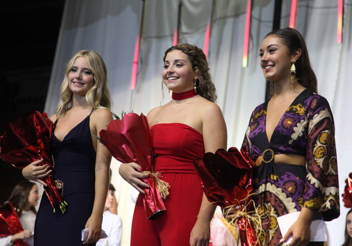 Ángela Tachó, junto a sus damas.