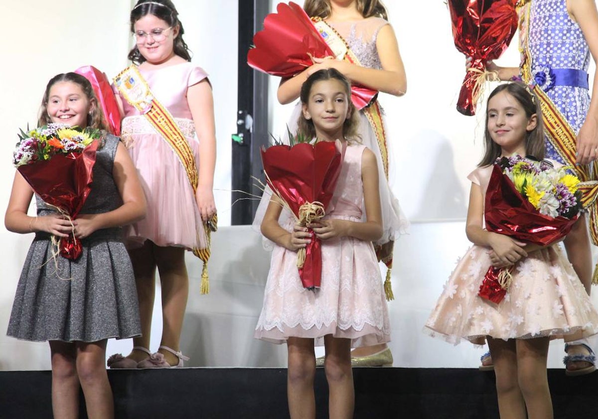 Imagen principal - La reina infantil con sus damas, los presidentes de la Quintà 2024 y un momento de la gala de elección. 