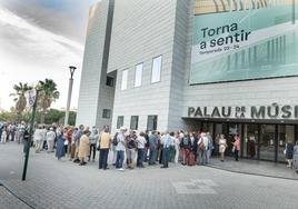 Cola de ciudadanos en la principal puerta de acceso del Palau de la Música.