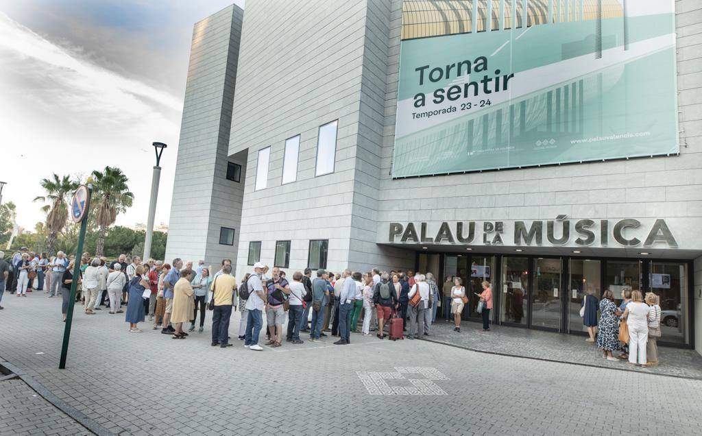 Cola de ciudadanos en la principal puerta de acceso del Palau de la Música.