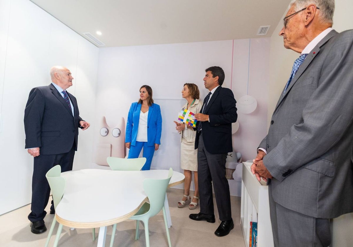 Tomás Trenor, junto a la alcaldesa María José Català, Helena Alloza, el presidente Carlos Mazón y el doctor Antonio Llombart en la sala infantil de la nueva sede.