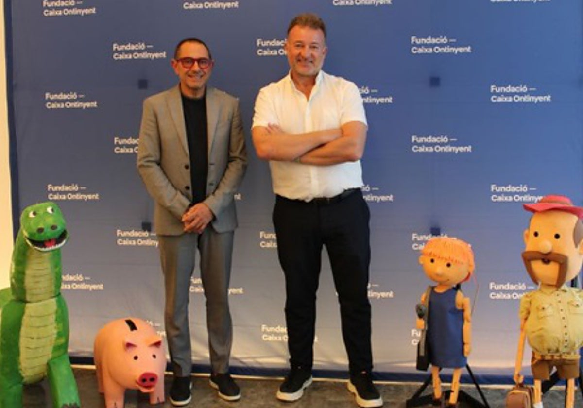 El presidente de Caixa Ontinyent y el regente de la Fundación junto a las marionetas.
