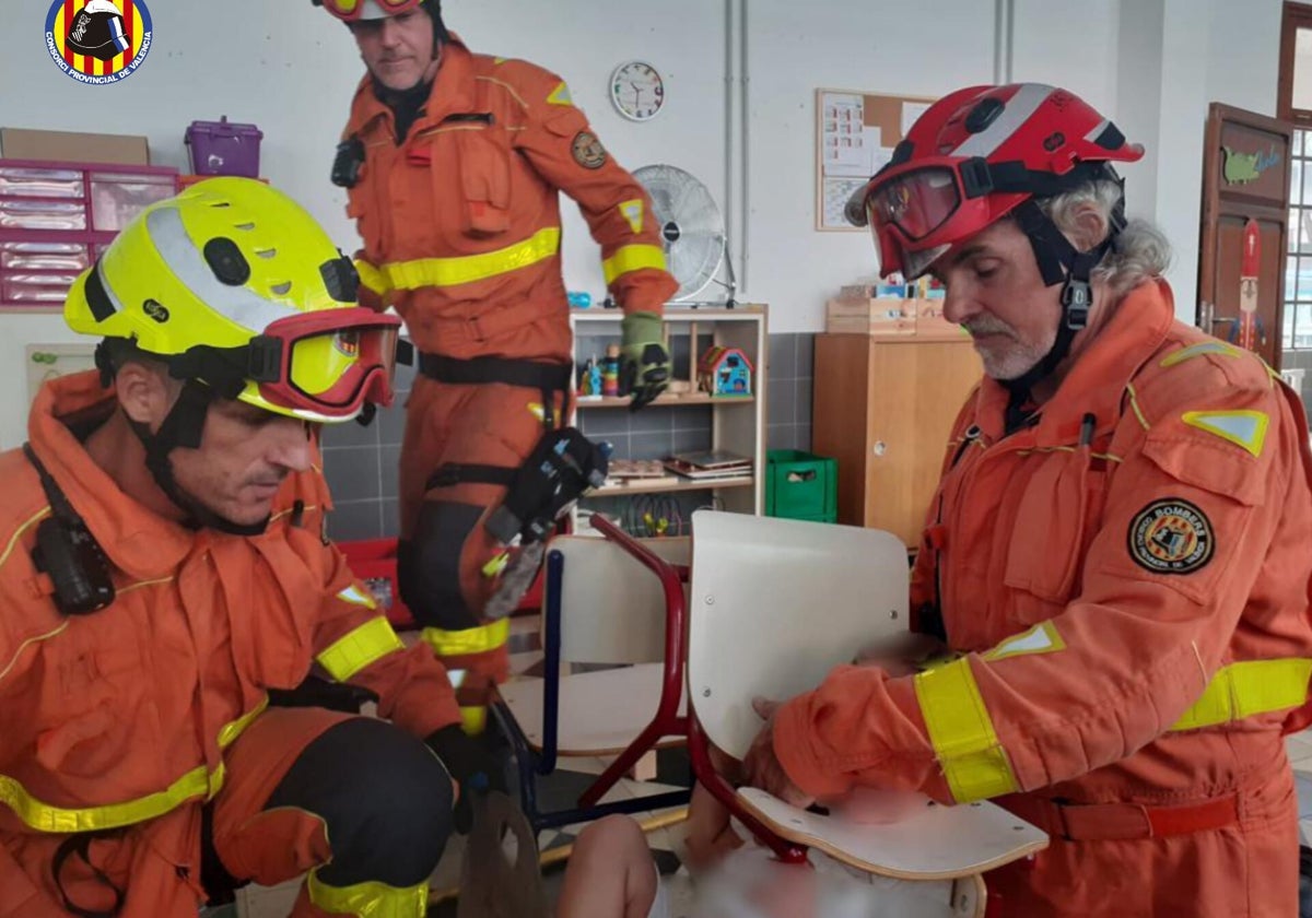 Bomberos de Gandia durante el rescate al escolar de dos años.