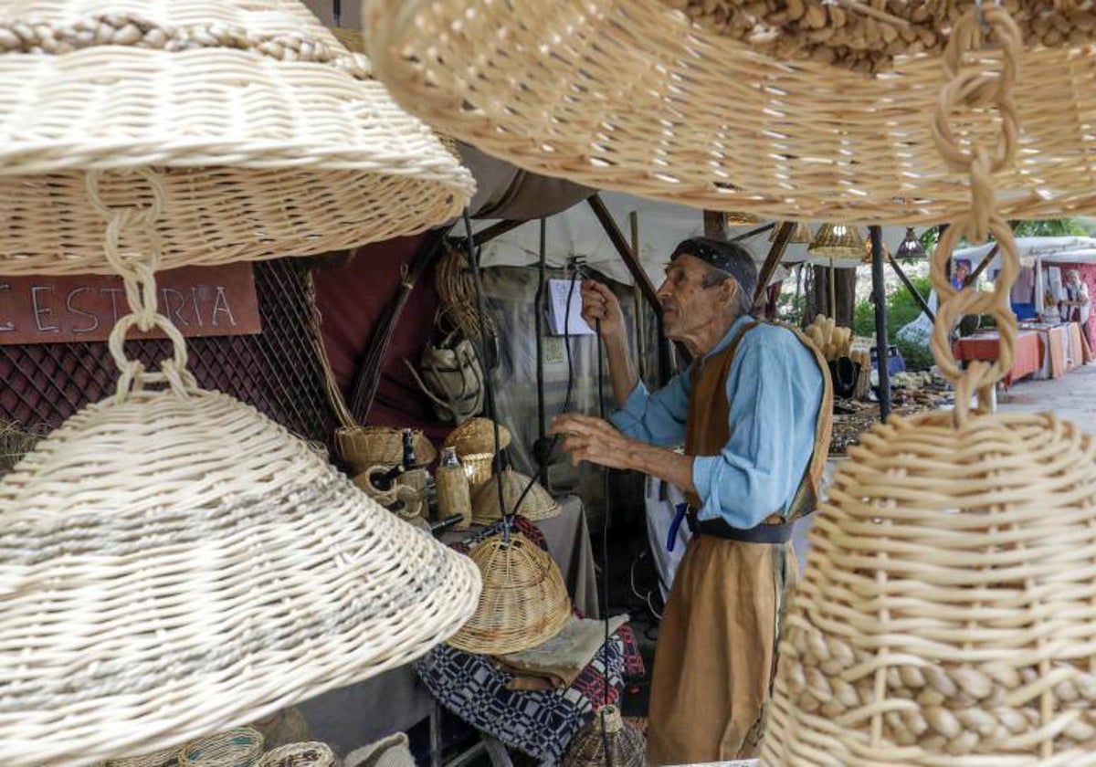 Hombre en un puesto del mercado medieval del Jardín del Turia