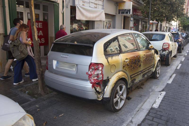 El incendio de unos contenedores afecta a varios vehículos en Benimaclet