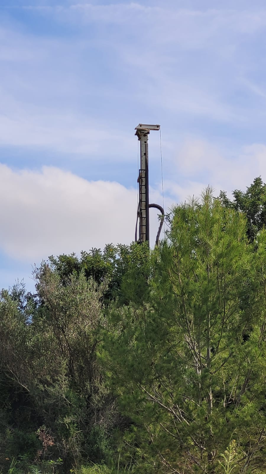 La máquina trabajando en el pozo.