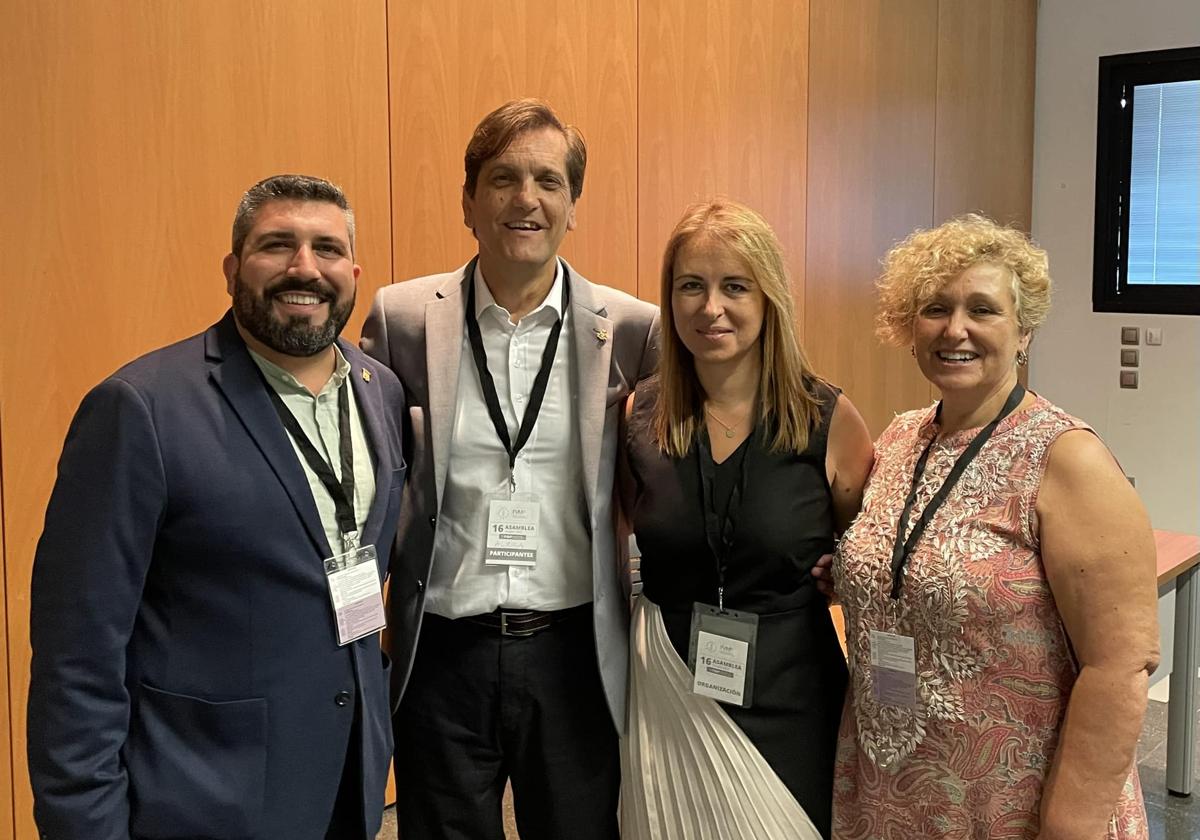 La presidenta y el vicepresidente junto a otros miembros de la ejecutiva.