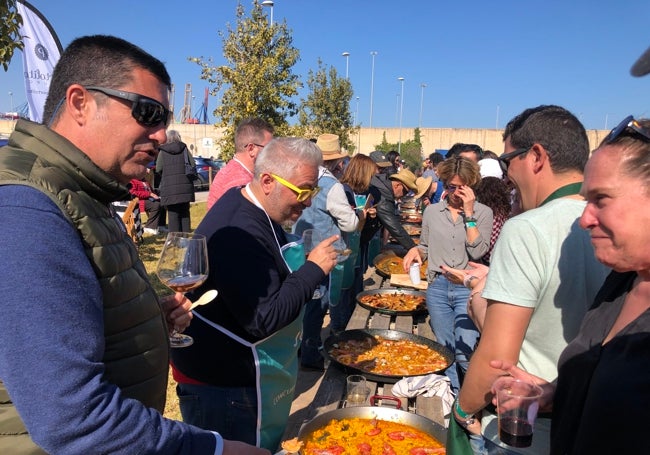 Degustación de arroces durante el IV Concurso de Paella Marinera, organizado por Valencia Mar.