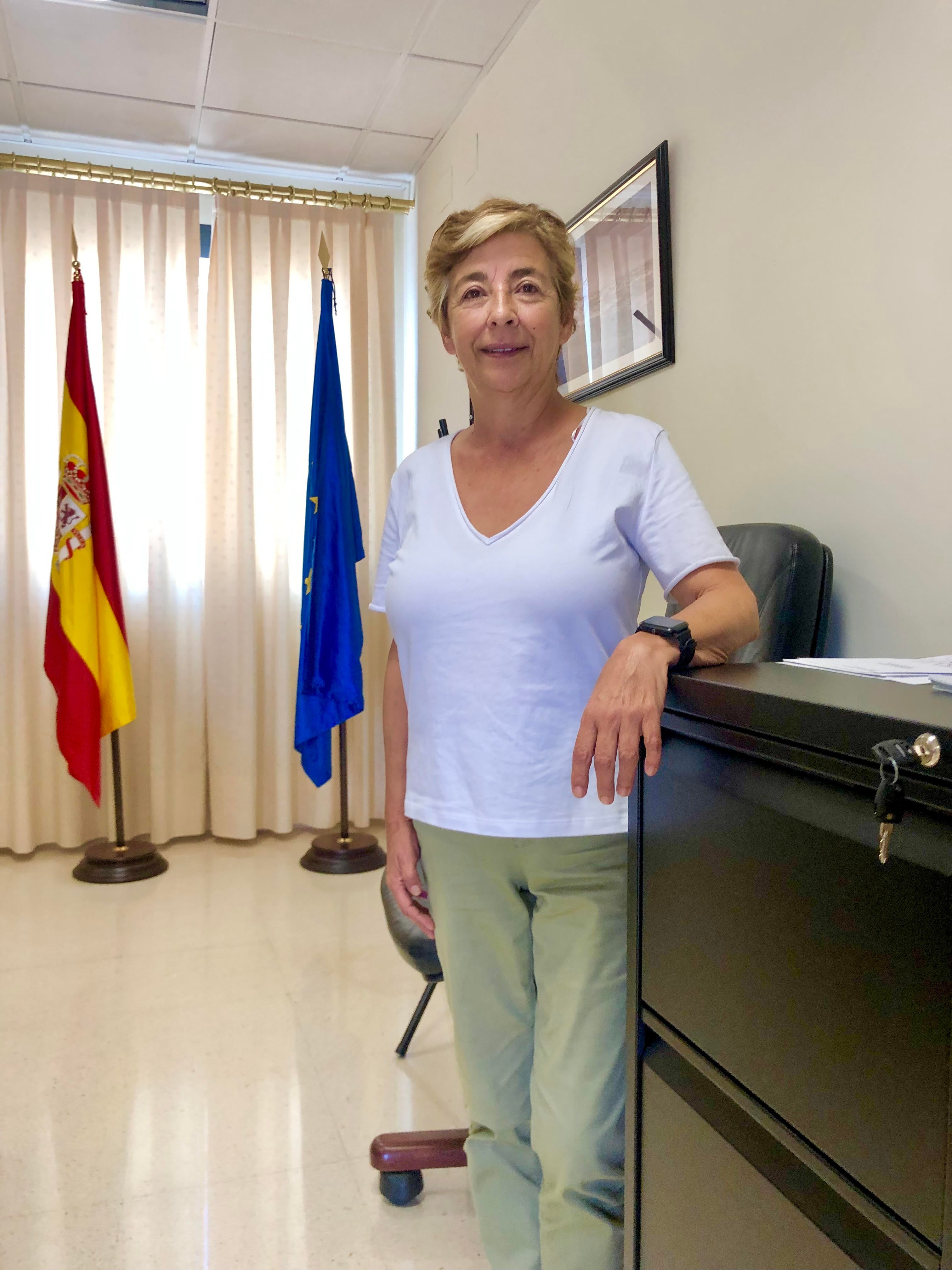 La alcadesa de Benirredrà, Elena Blanco, en su despacho.