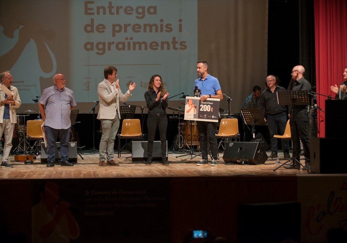 Momento de la entrega del premio a Raül Gómez.