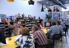 Agencia de viajes con varios jubilados