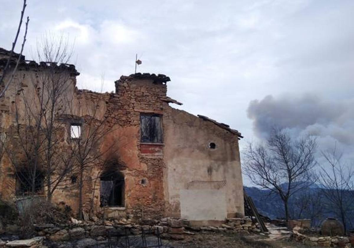 Una de las casas destruidas por el fuego en la pedanía del municipio turolense de San Agustín.