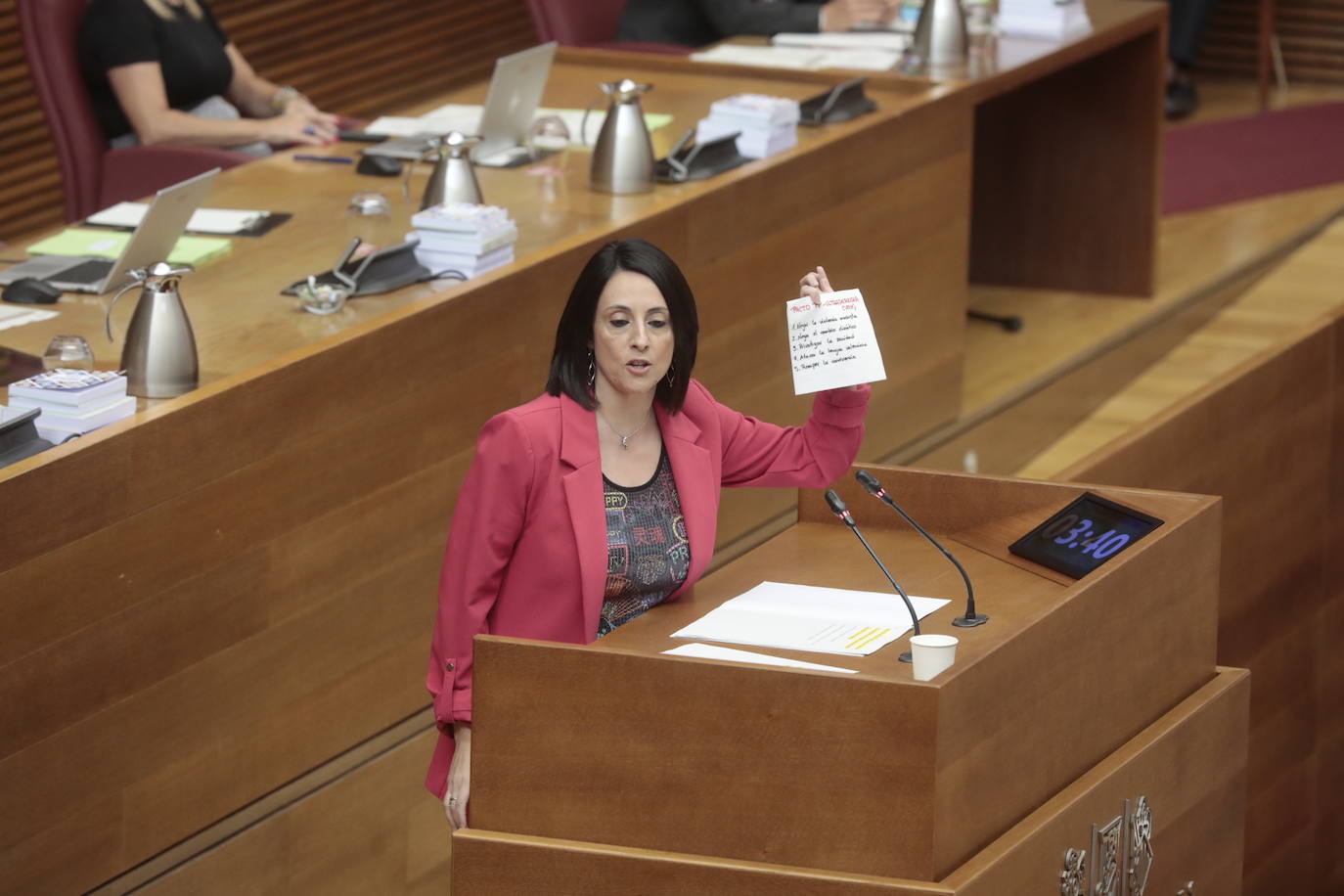 Así ha sido la primera sesión de control a la que se ha enfrentado Carlos Mazón