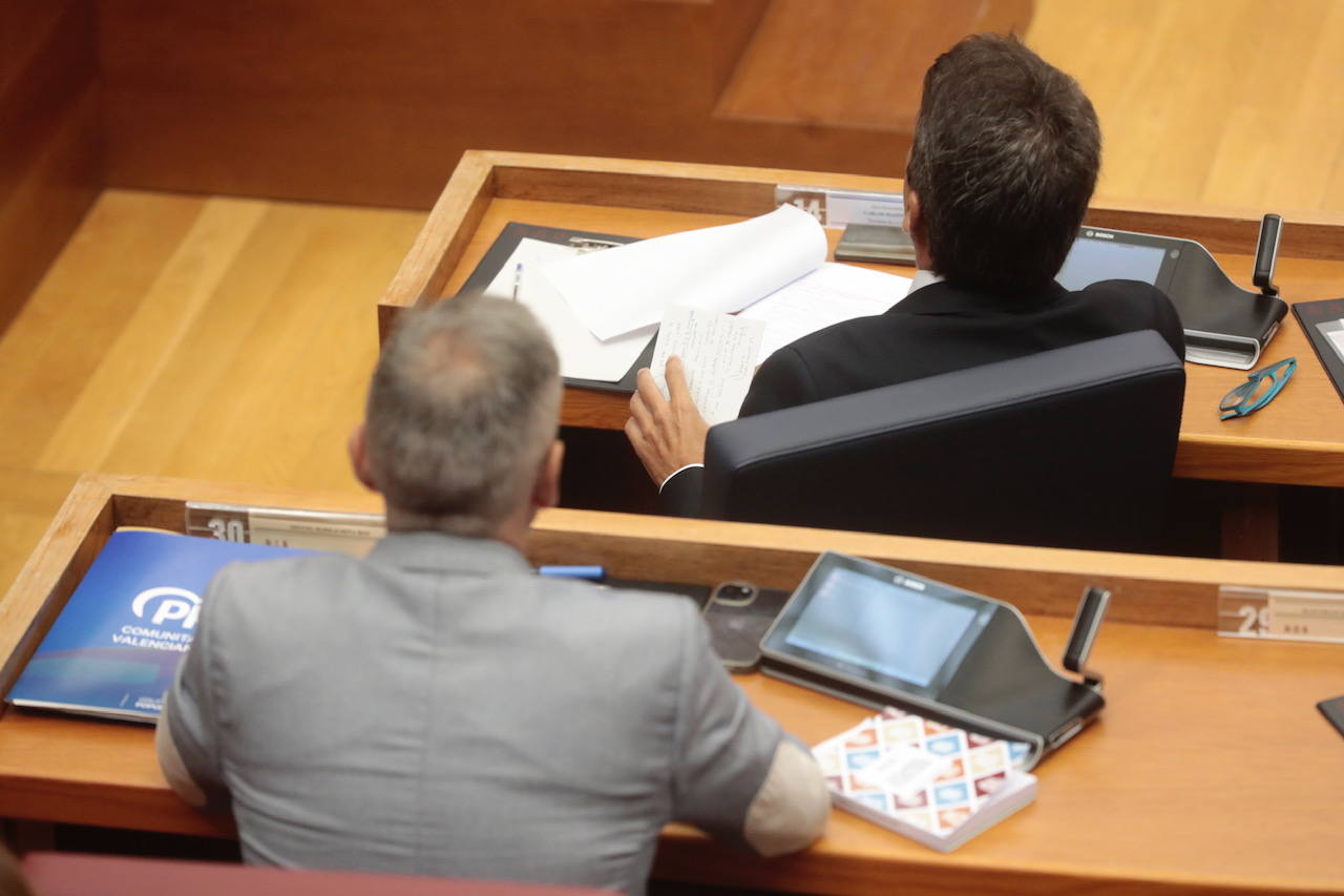 Así ha sido la primera sesión de control a la que se ha enfrentado Carlos Mazón