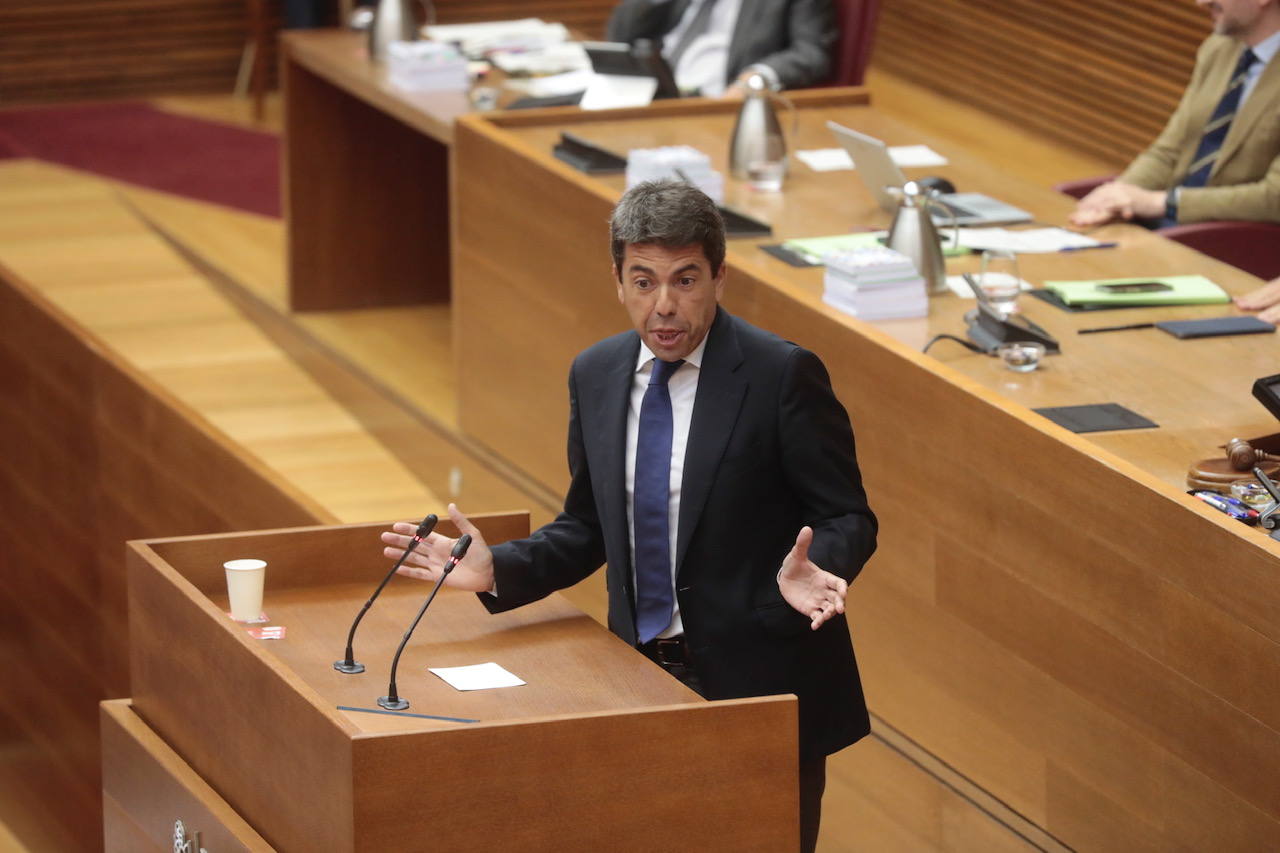 Así ha sido la primera sesión de control a la que se ha enfrentado Carlos Mazón