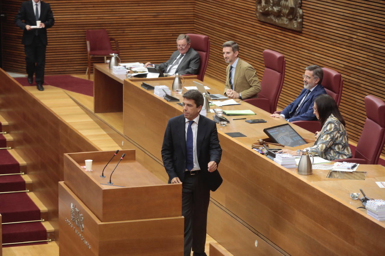 Así ha sido la primera sesión de control a la que se ha enfrentado Carlos Mazón
