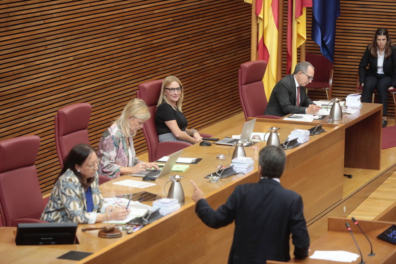 Así ha sido la primera sesión de control a la que se ha enfrentado Carlos Mazón