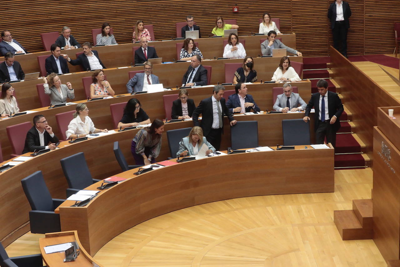 Así ha sido la primera sesión de control a la que se ha enfrentado Carlos Mazón