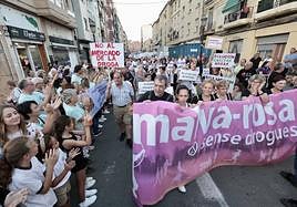 La manifestación recorre la avenida de la Malvarrosa entre los aplausos de los vecinos.
