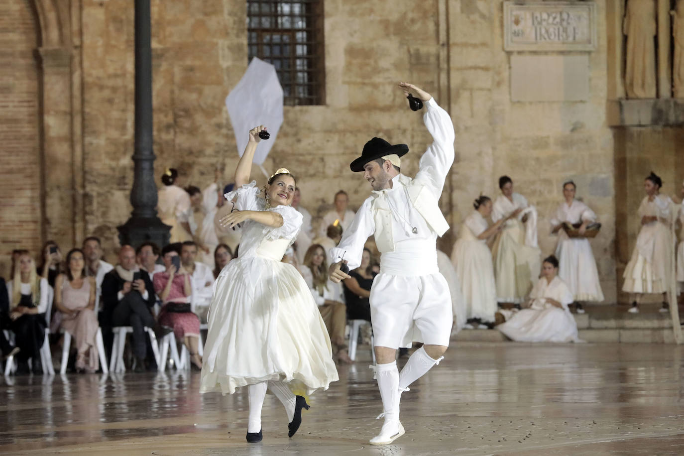 La Mediterránea Fashion Week convierte la plaza de la Virgen en una pasarela de moda