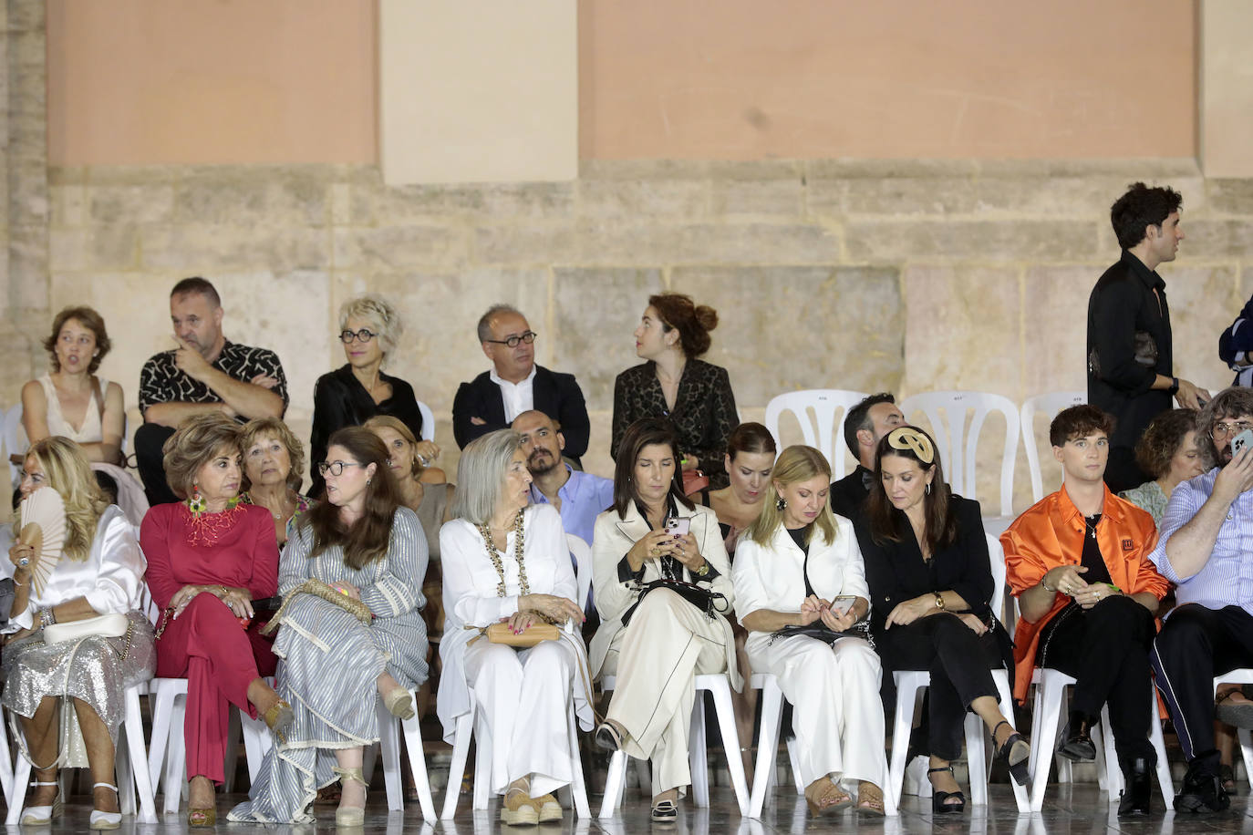 La Mediterránea Fashion Week convierte la plaza de la Virgen en una pasarela de moda