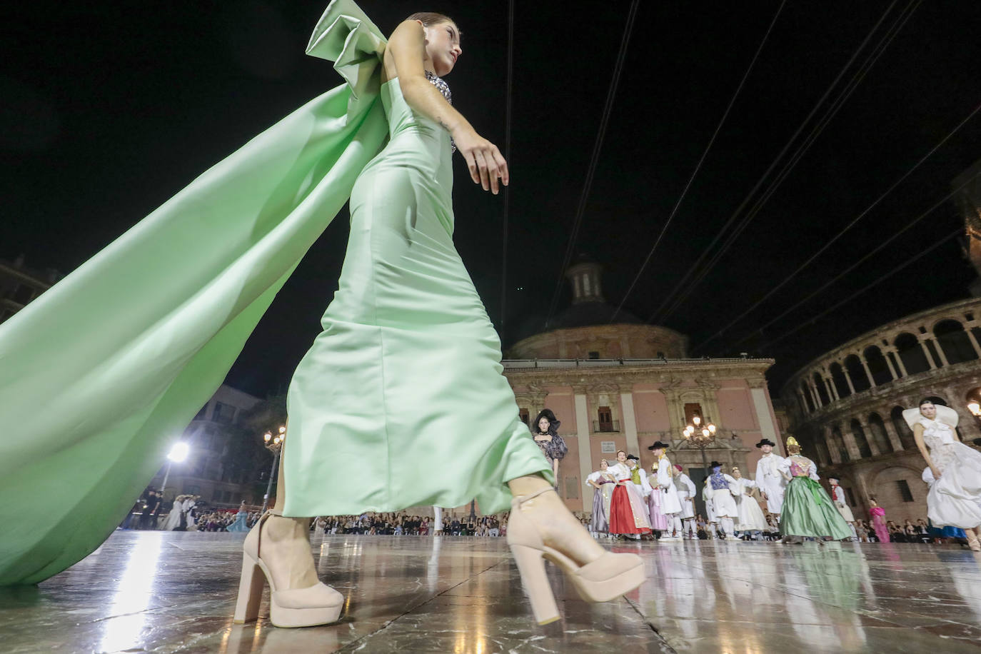 La Mediterránea Fashion Week convierte la plaza de la Virgen en una pasarela de moda