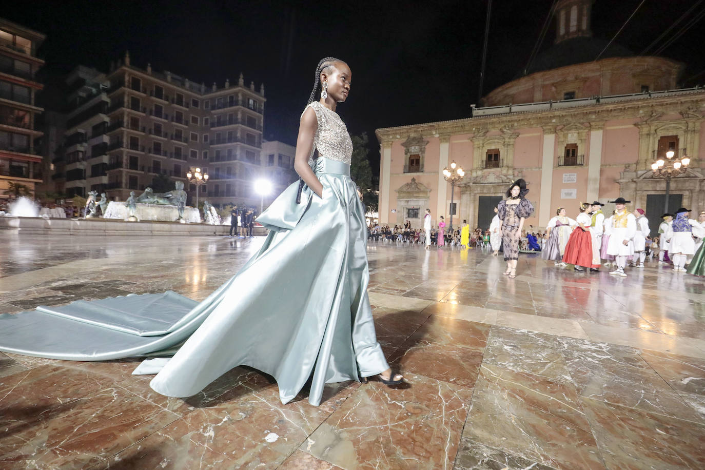 La Mediterránea Fashion Week convierte la plaza de la Virgen en una pasarela de moda