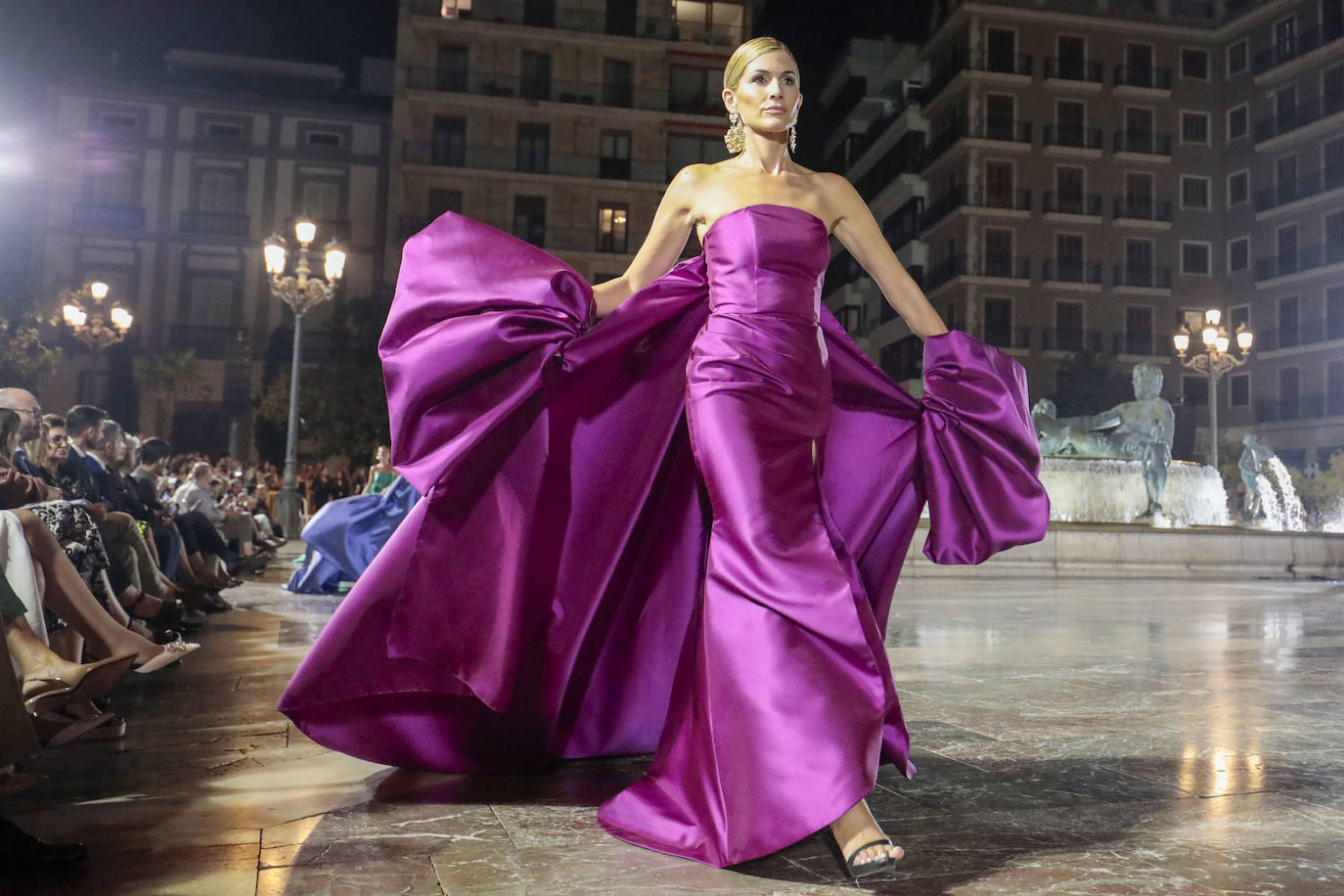 La Mediterránea Fashion Week convierte la plaza de la Virgen en una pasarela de moda