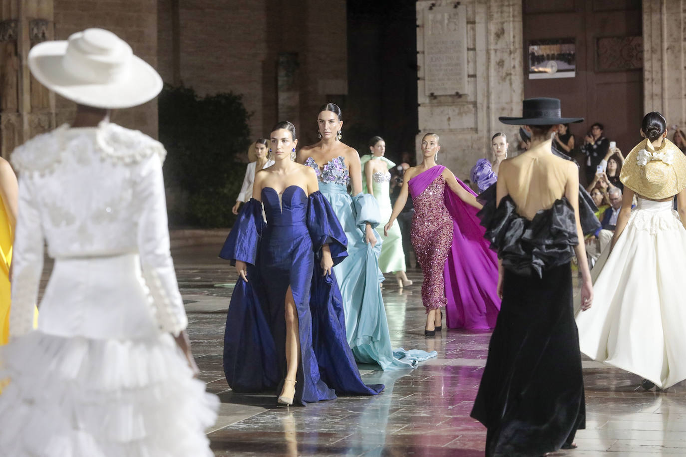 La Mediterránea Fashion Week convierte la plaza de la Virgen en una pasarela de moda