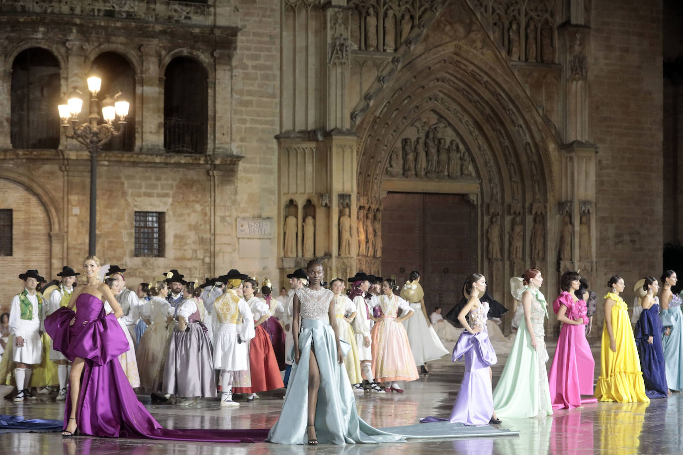 La Mediterránea Fashion Week convierte la plaza de la Virgen en una pasarela de moda