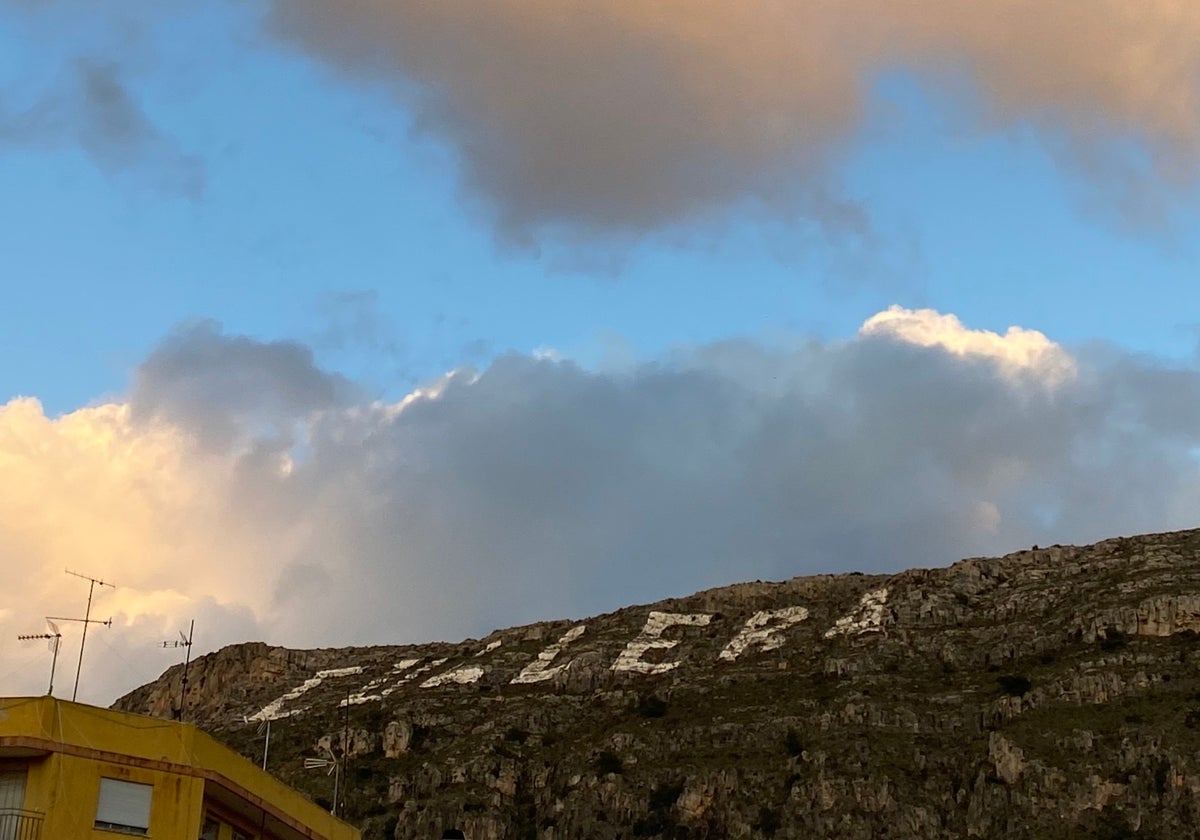 Las letras en la montaña de Cullera