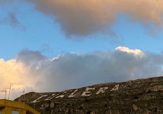 Las letras en la montaña de Cullera