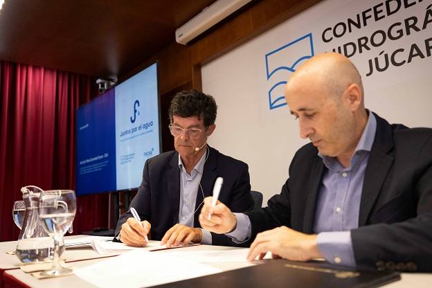 Imagen principal - Enrique Gimeno y Miguel Polo en la firma del convenio 'Juntos por el agua'